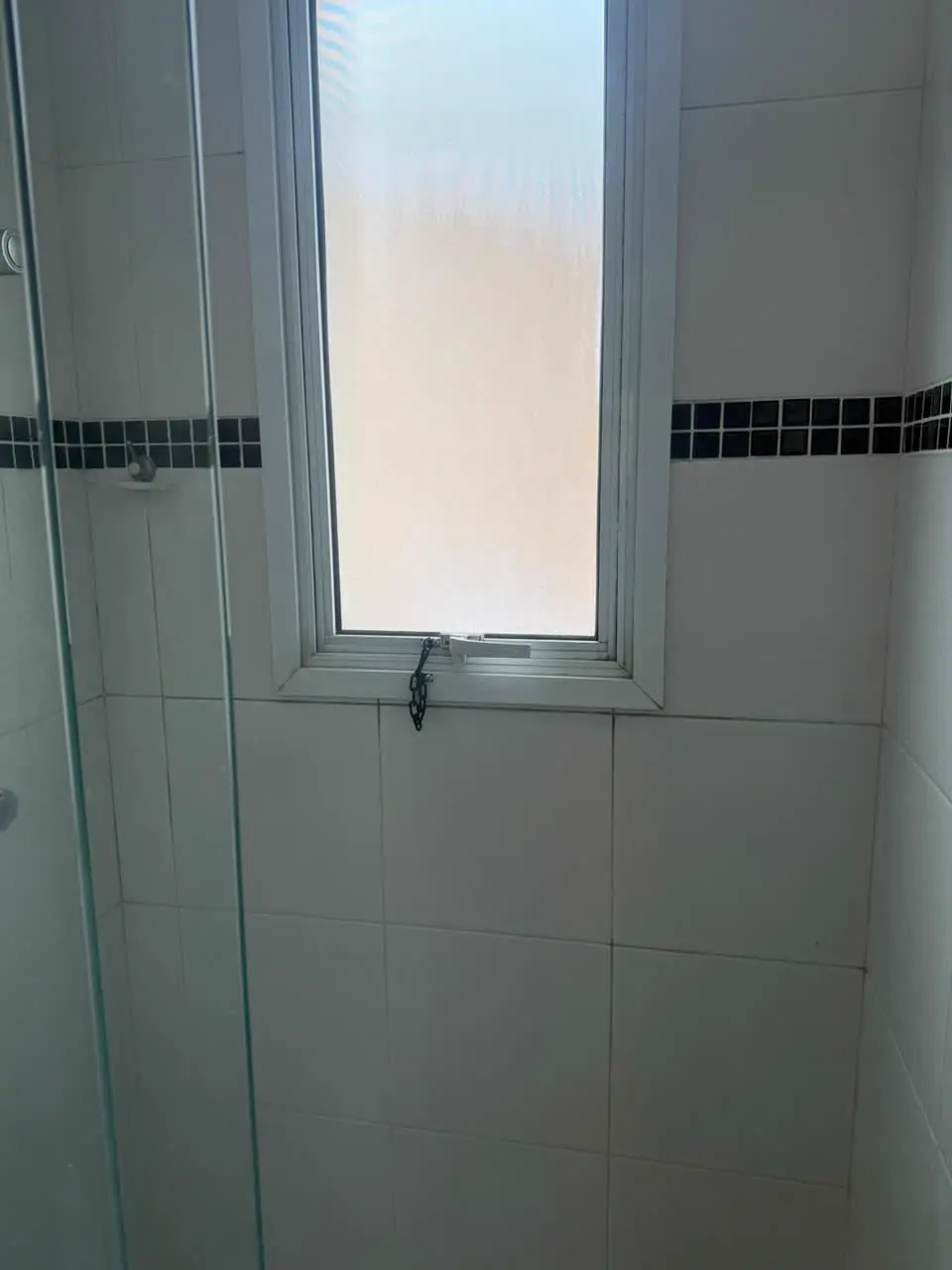 Janela pequena de banheiro com rede de proteção instalada